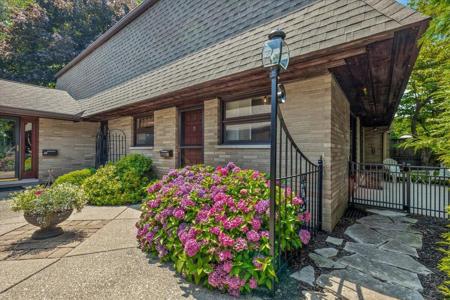 2727 S Lakeshore Drive