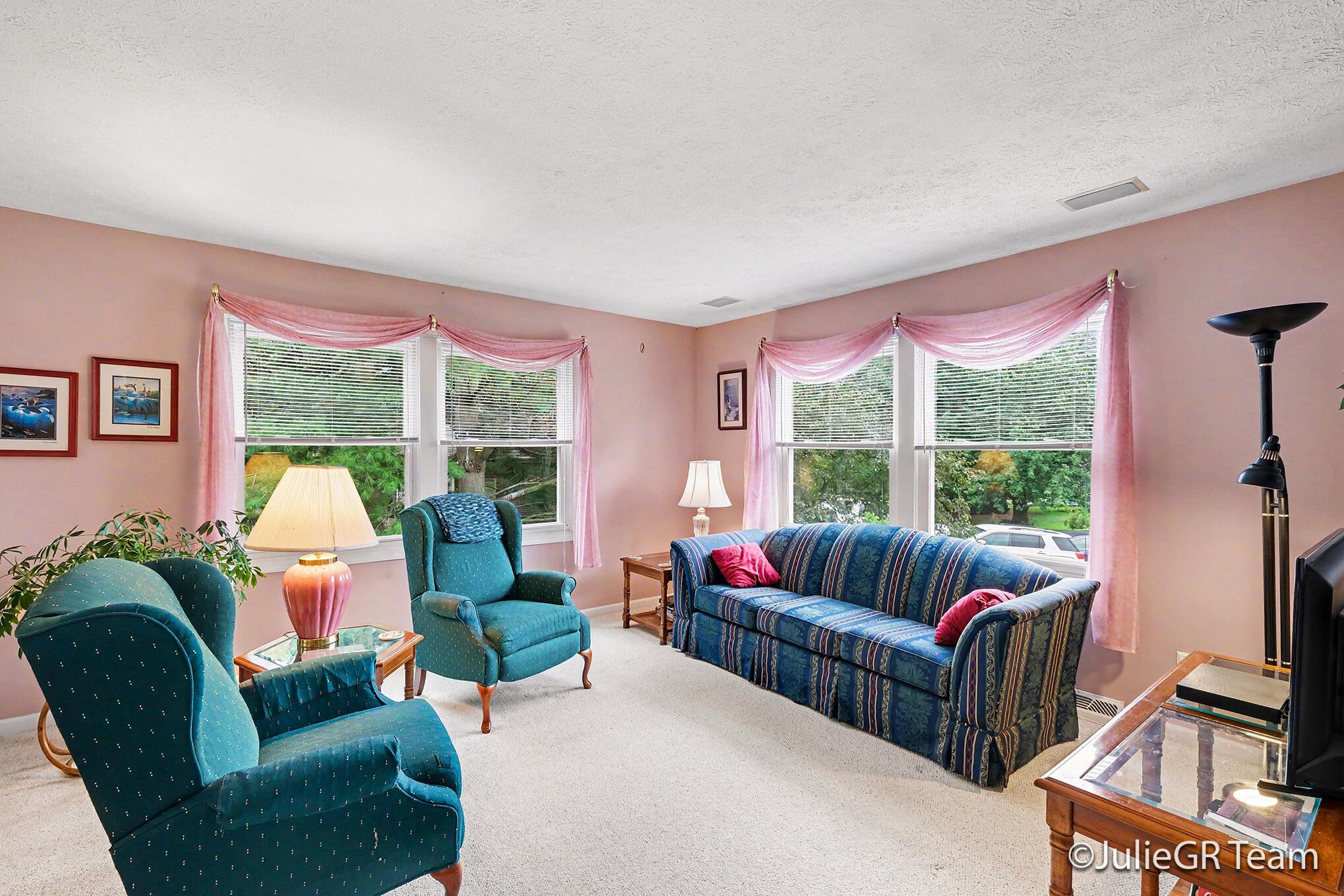 Image 4: 4 Living room