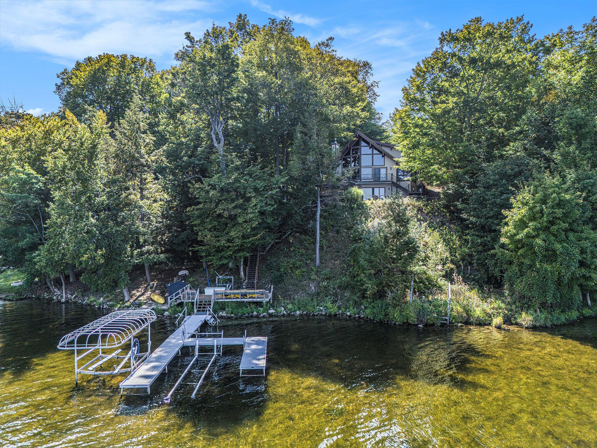 Image 4: Exterior Lake View