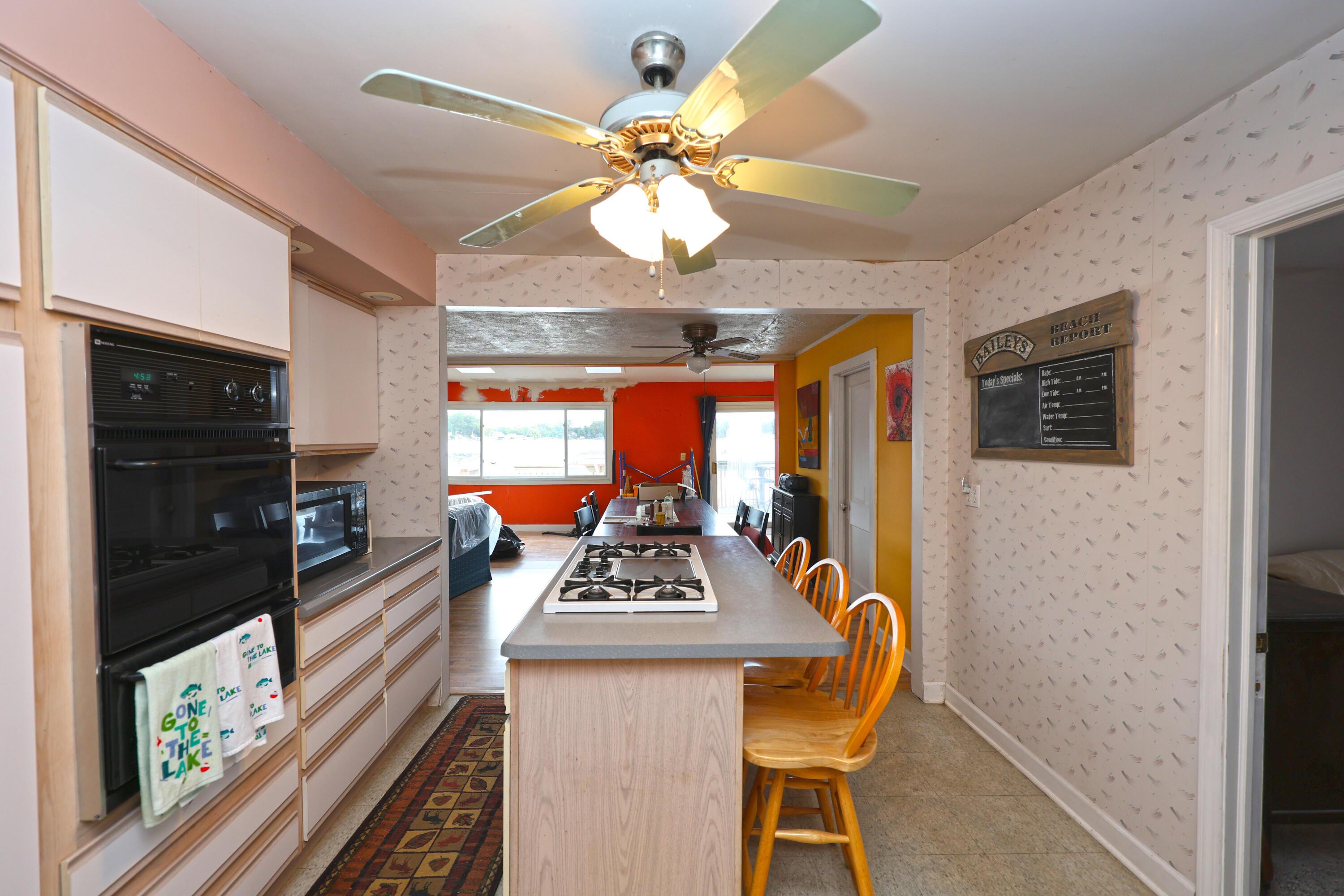 Image 3: Kitchen.