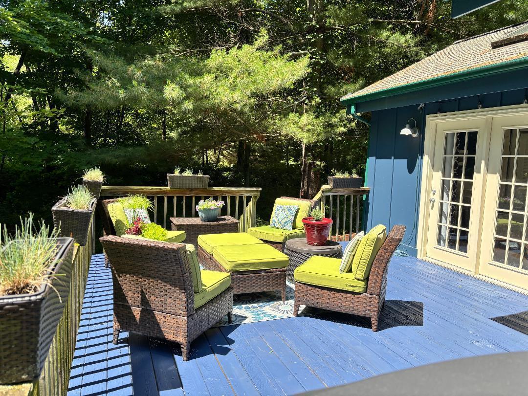 Image 4: lounge deck