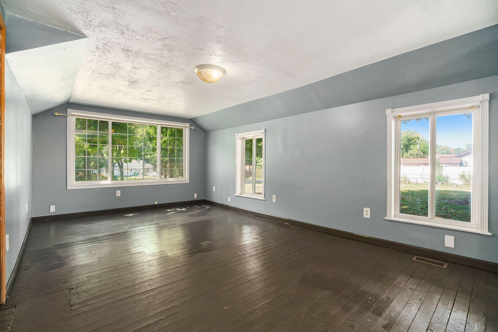 Image 3: Living Room