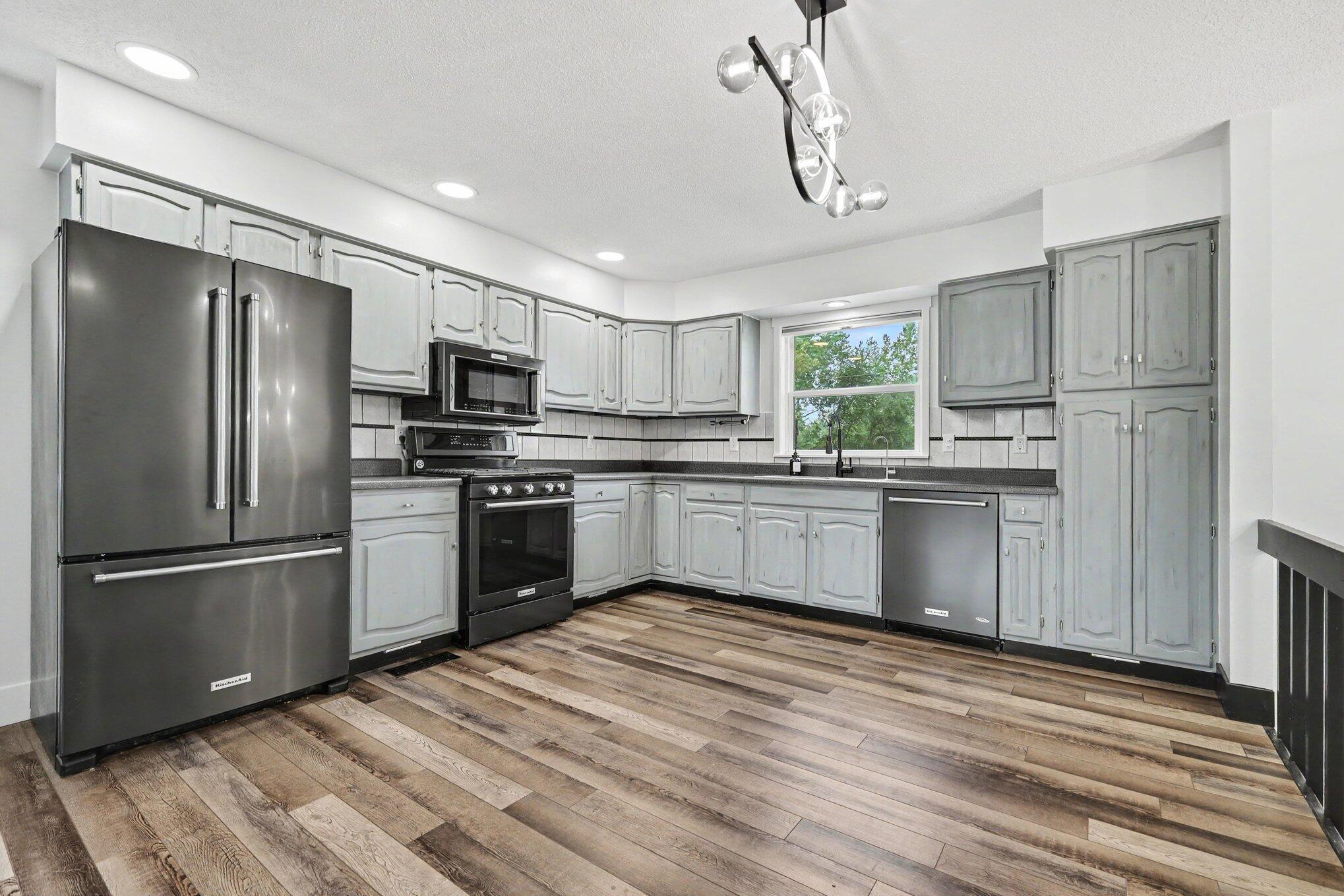 Image 3: Kitchen