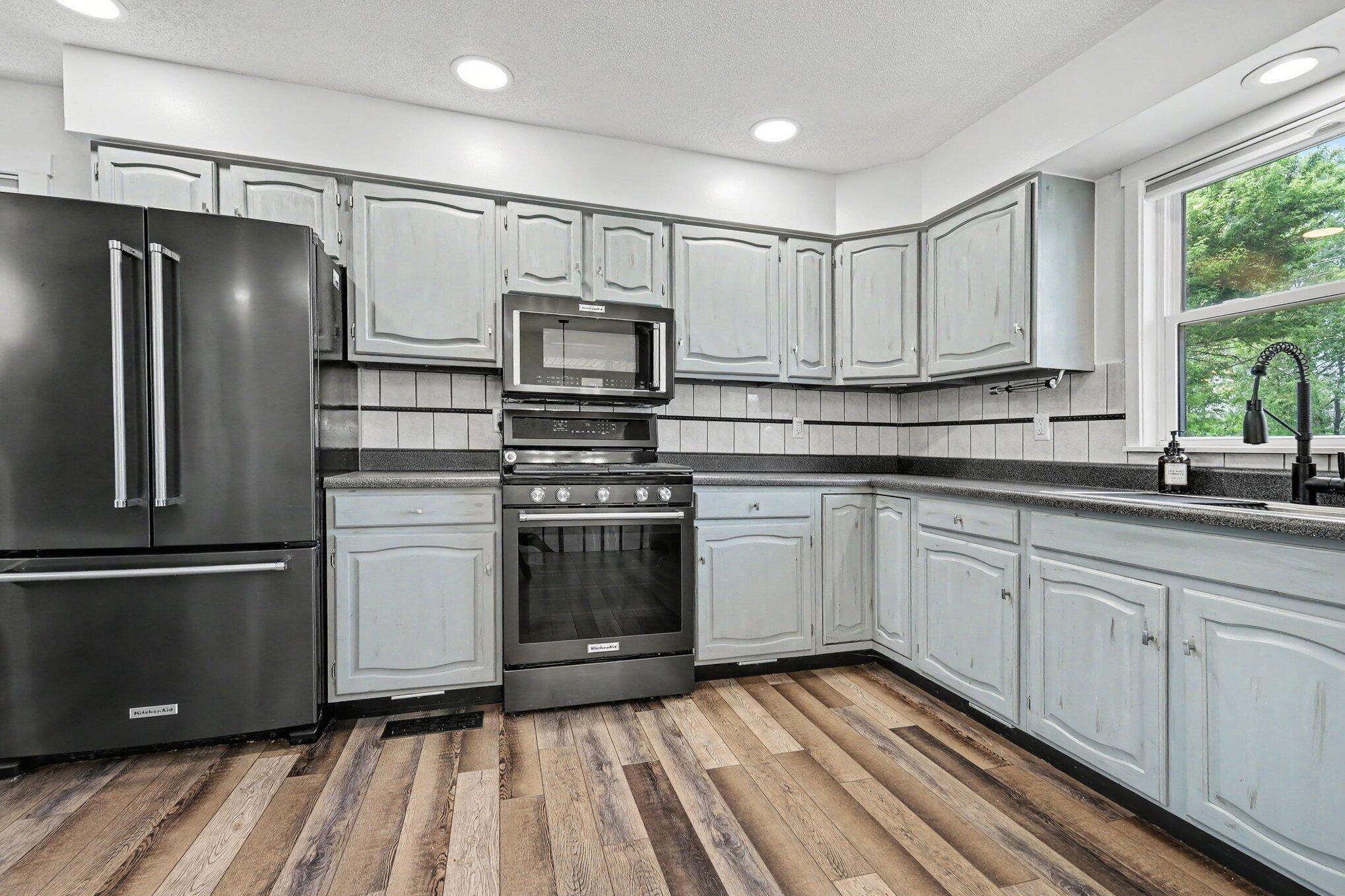 Image 4: Kitchen