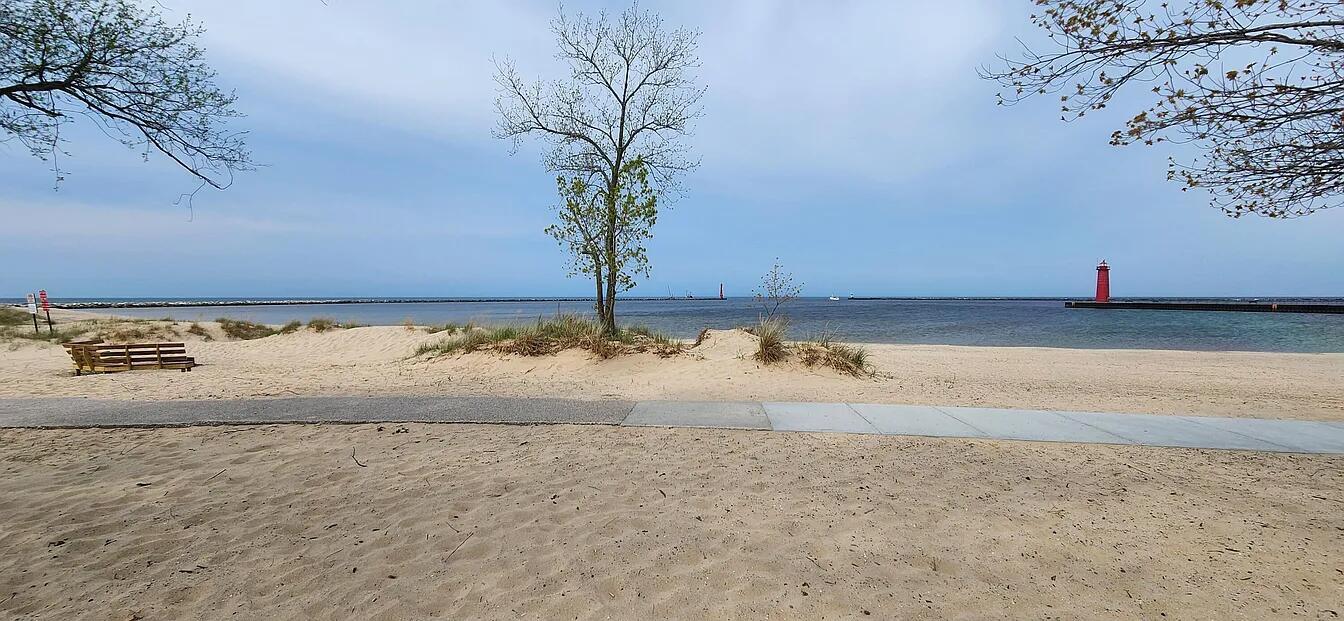 Image 2: 2 pere marquette