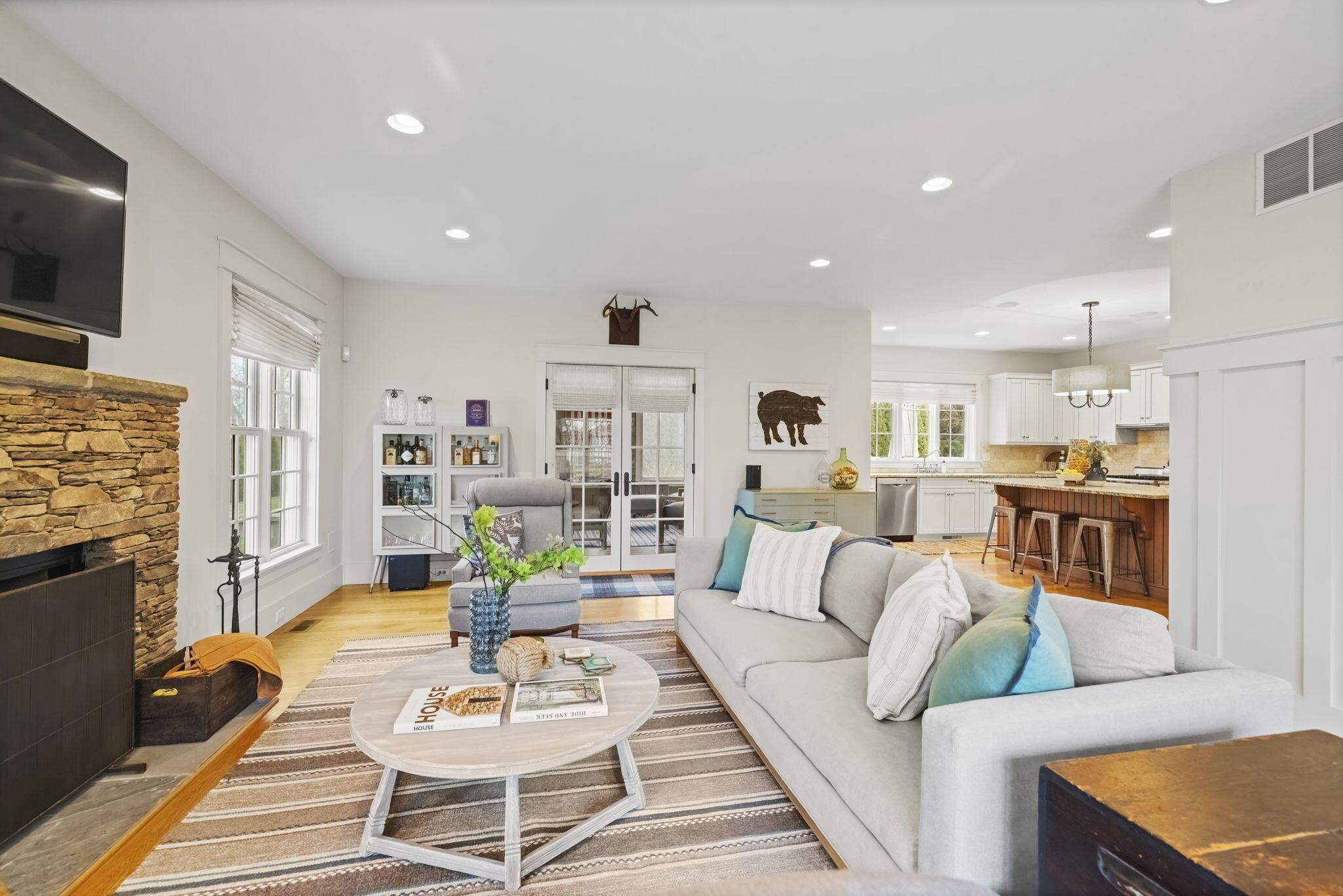 Image 4: Living room