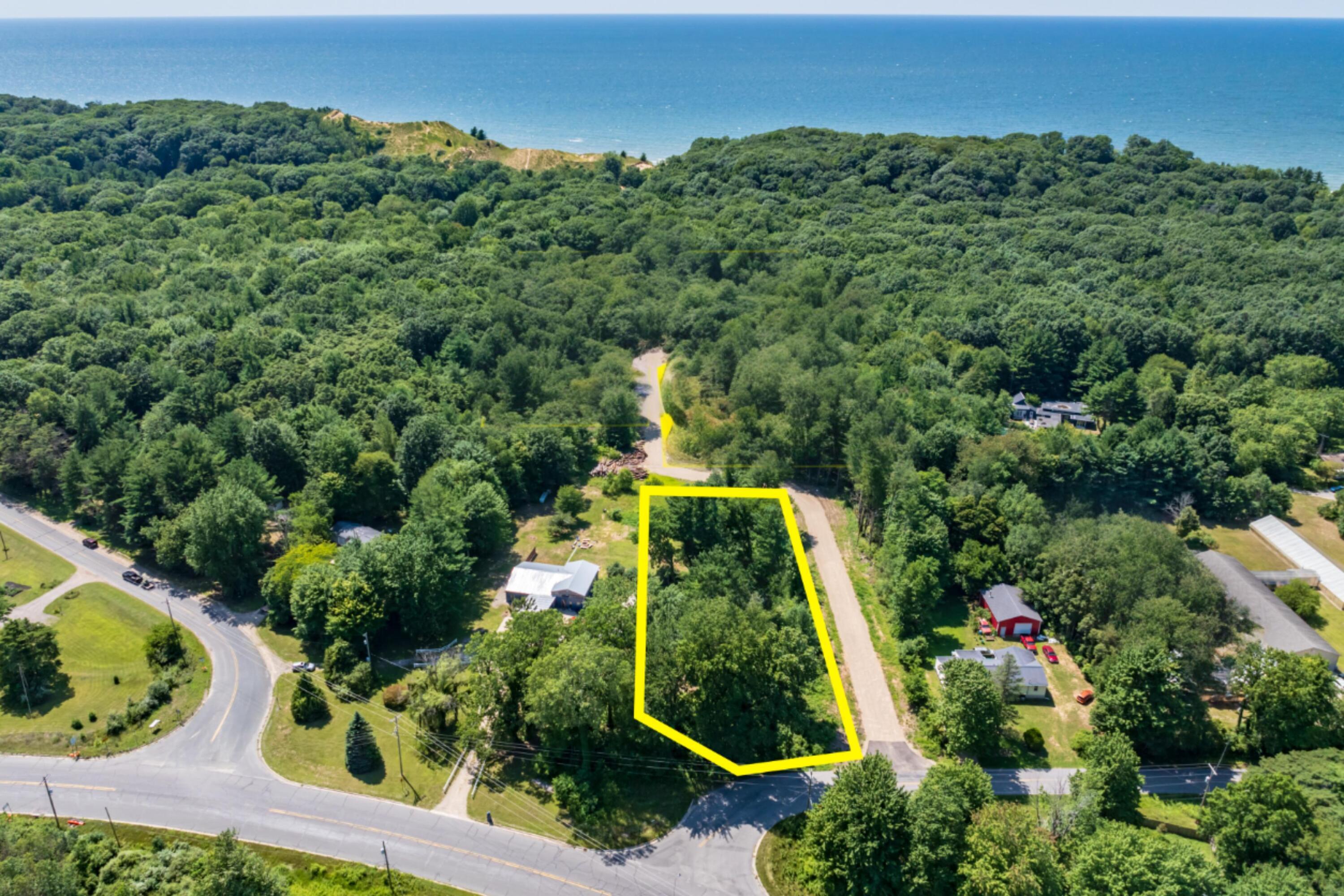 Image 3: 19138 77th St, South Haven