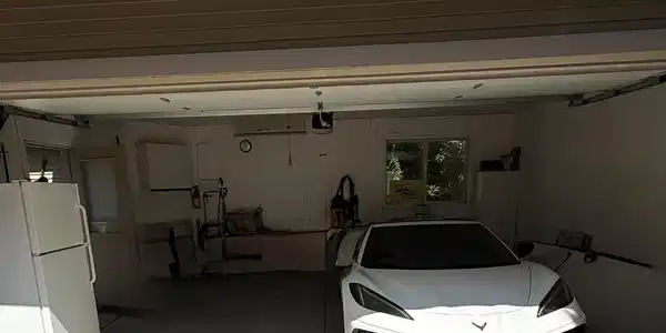 Image 4: 4-Garage open