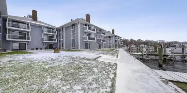 400 Lakeview Court