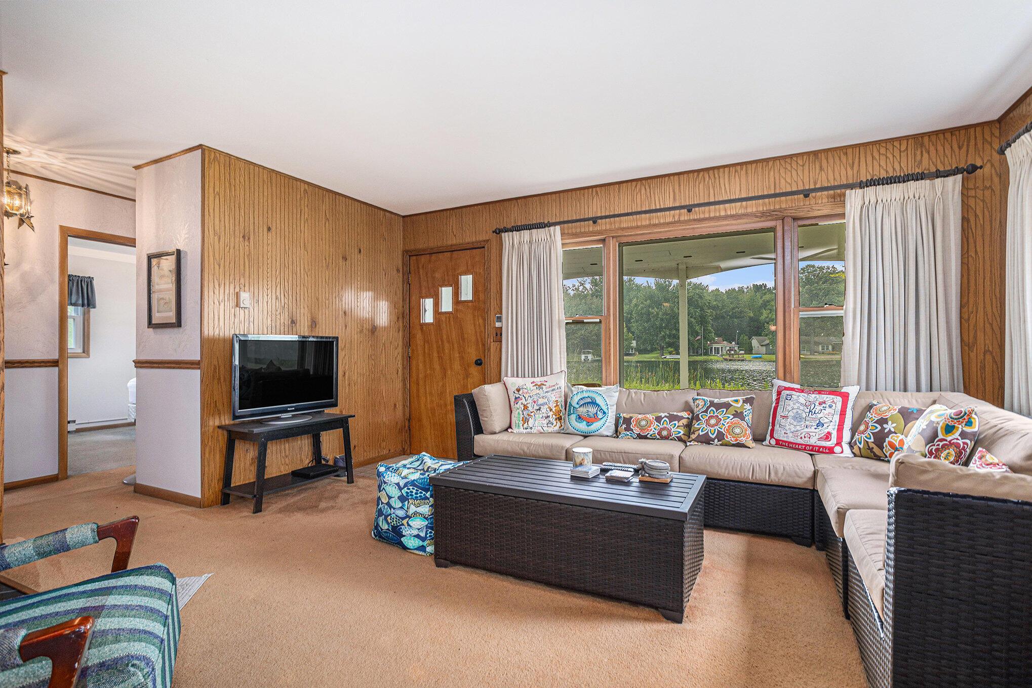 Image 2: 003_911_dragon_shores_dr_coldwater_mi_49