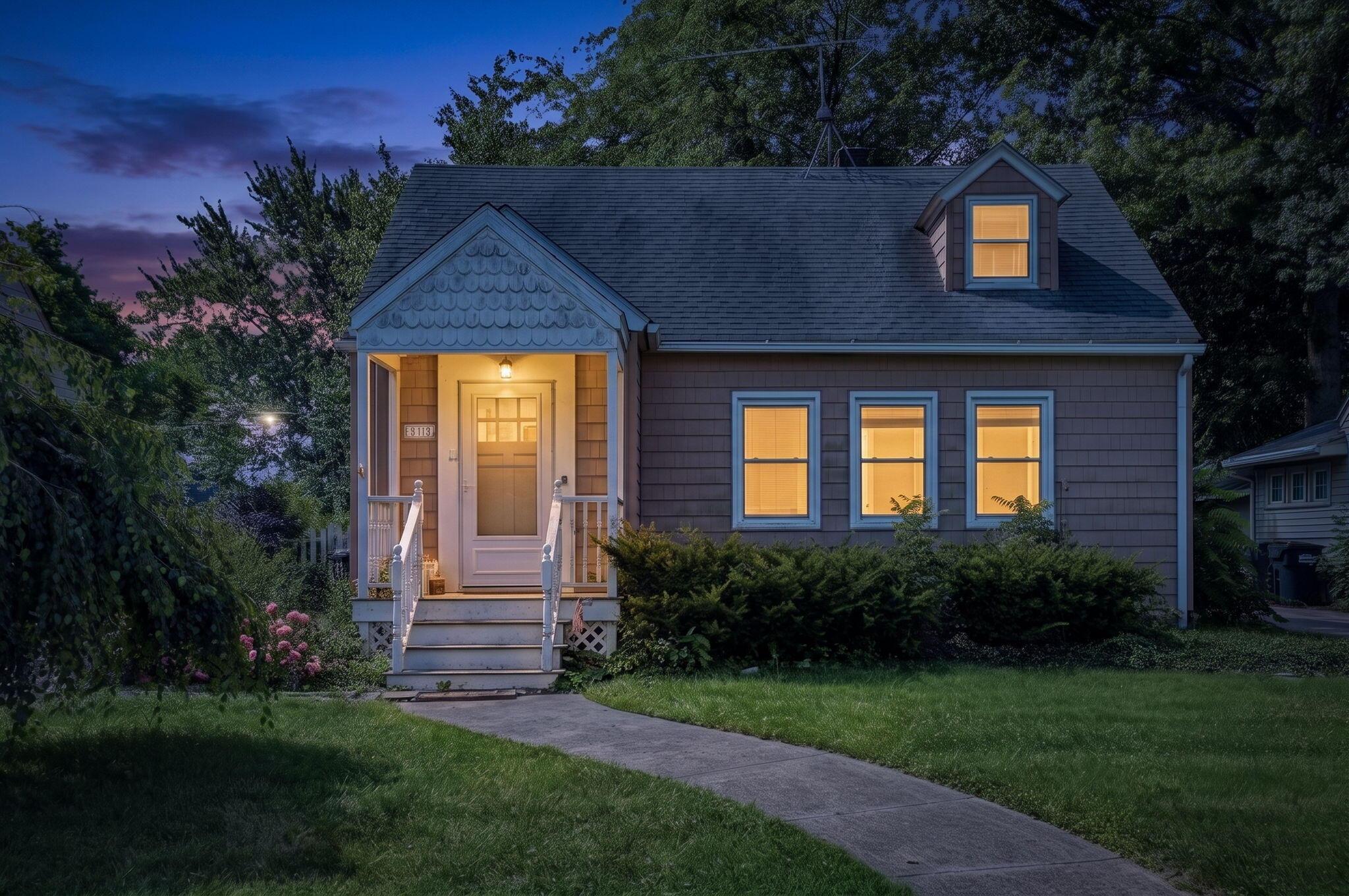 Image 2: 2-web-or-mls-912Kingsley_SkyVibeMedia-34