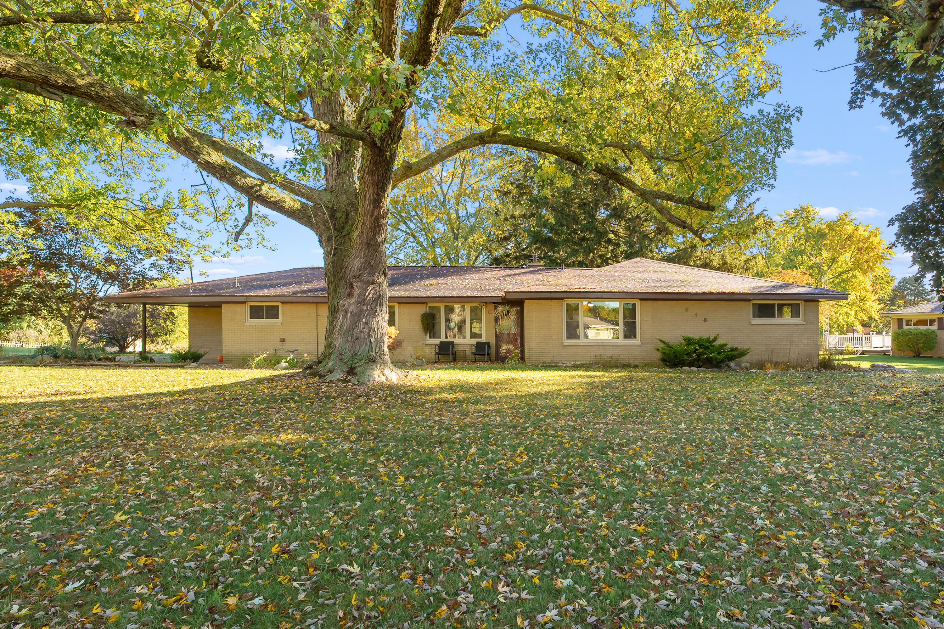 Image 1: Lakeshore Dr 318 Battle Creek 49015-25