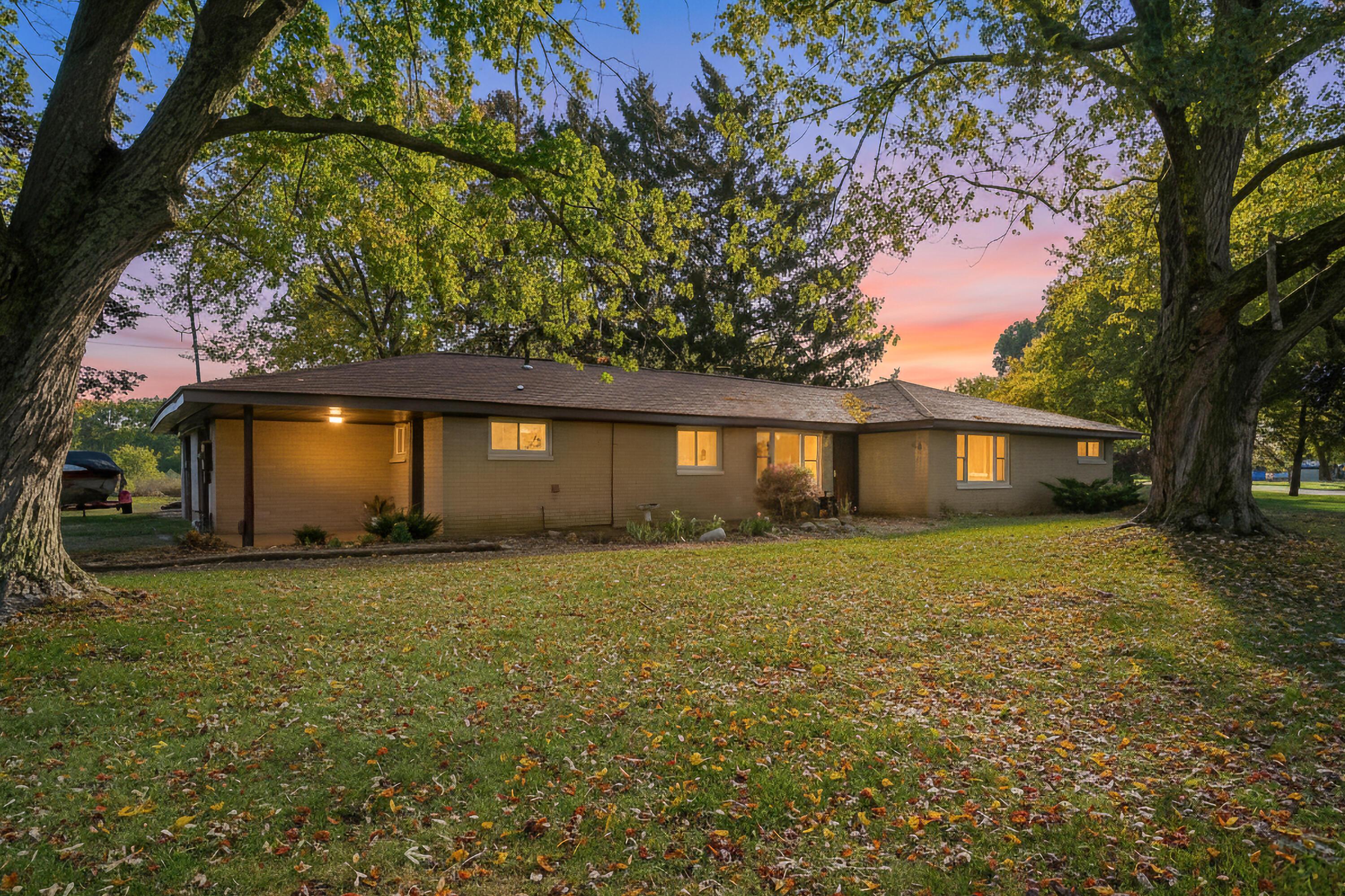 Image 2: Lakeshore Dr 318 Battle Creek 49015-1