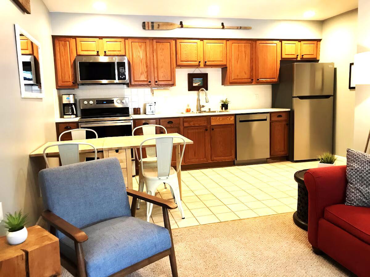 Image 4: Kitchen from family room