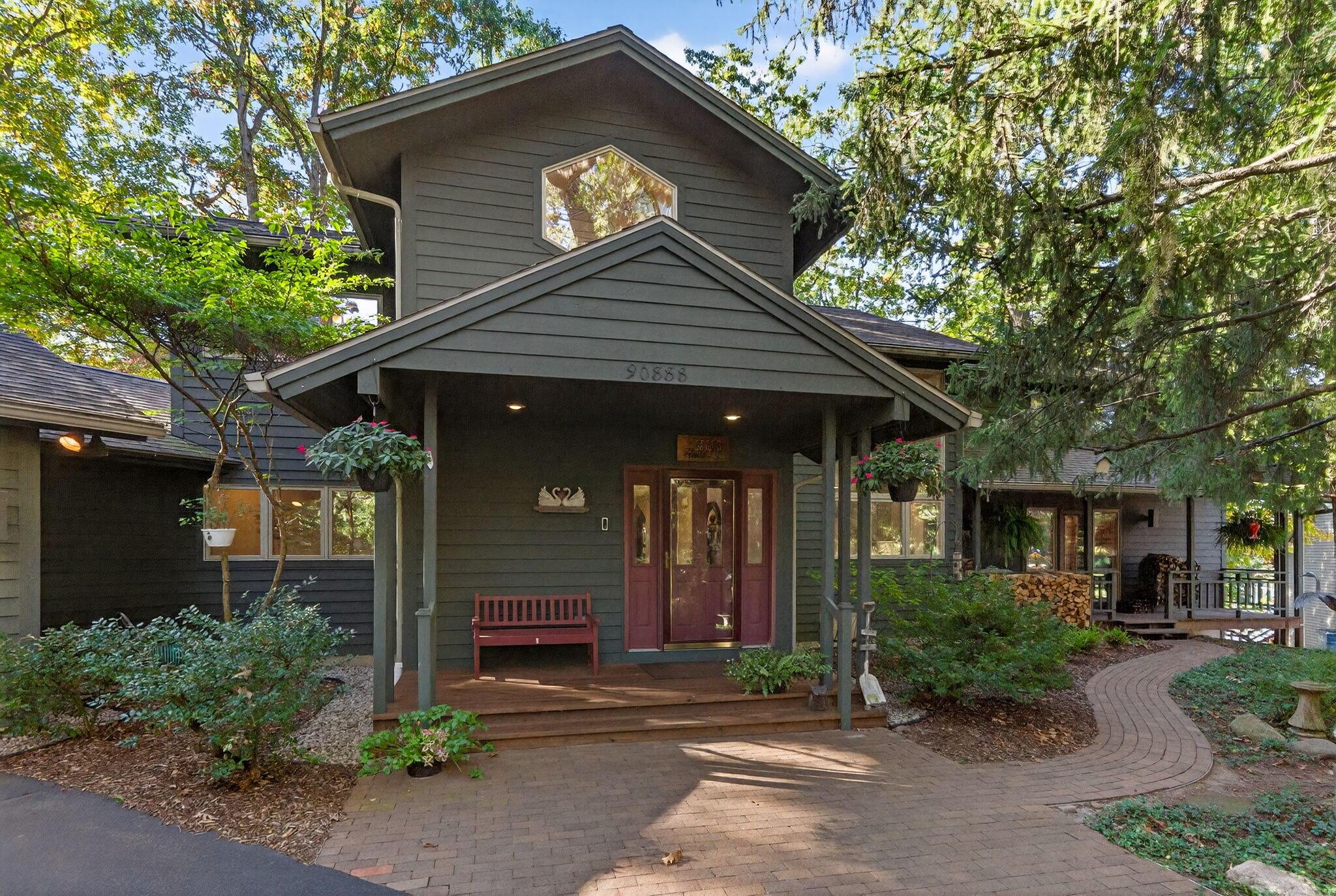 Image 2: Covered porch to front door