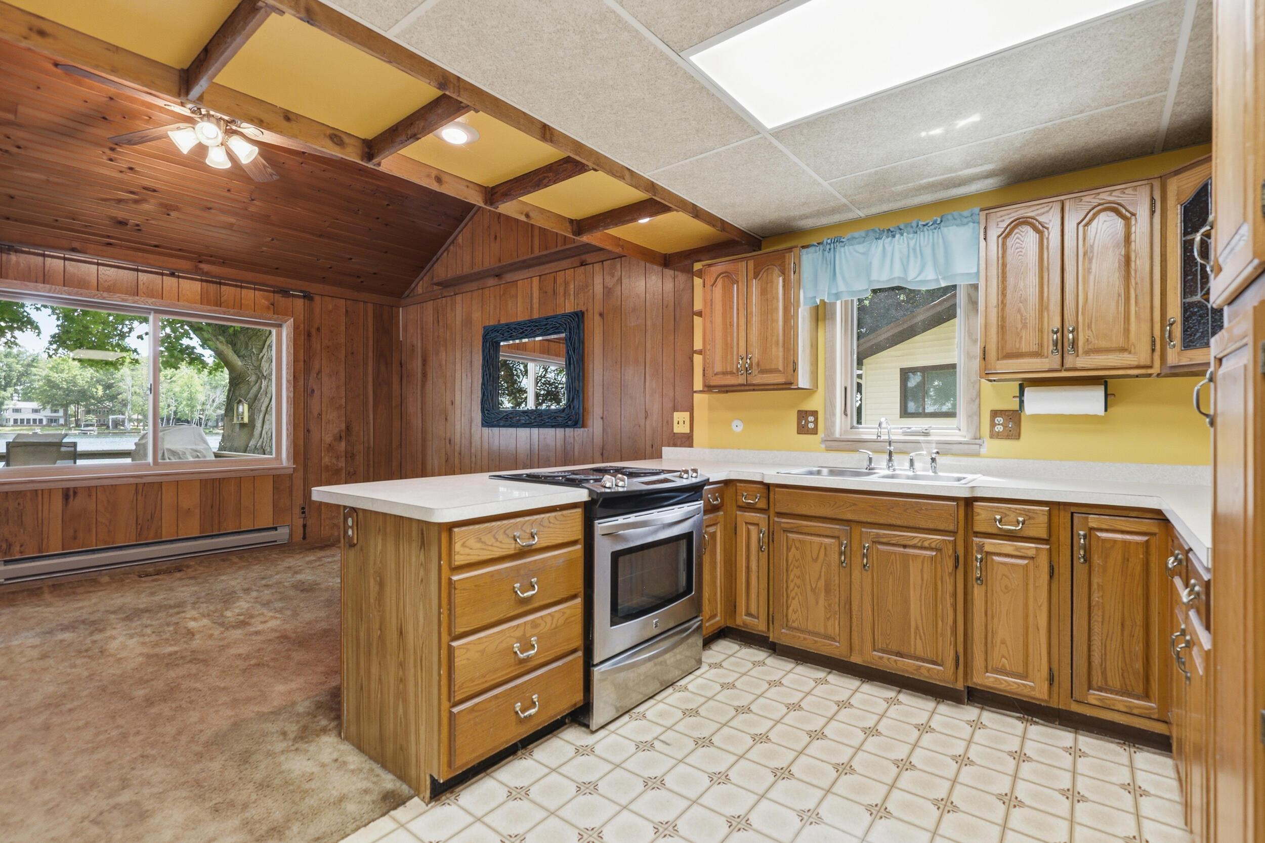 Image 3: 3 Kitchen
