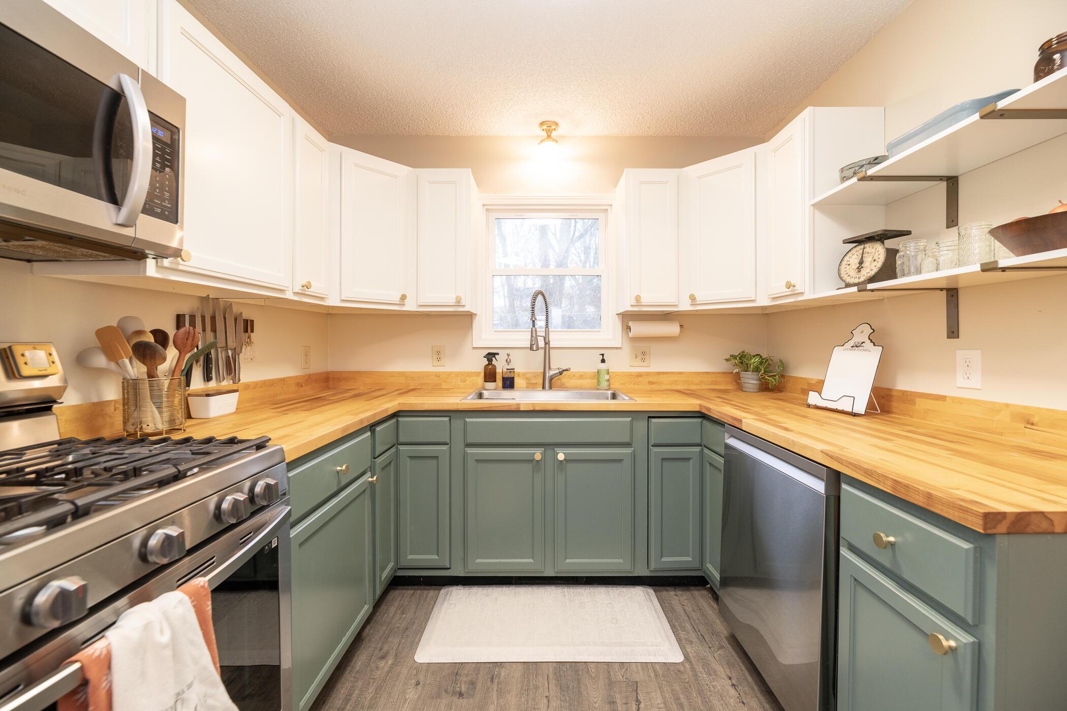 Image 4: 58420 Sunset Shores Ct-16