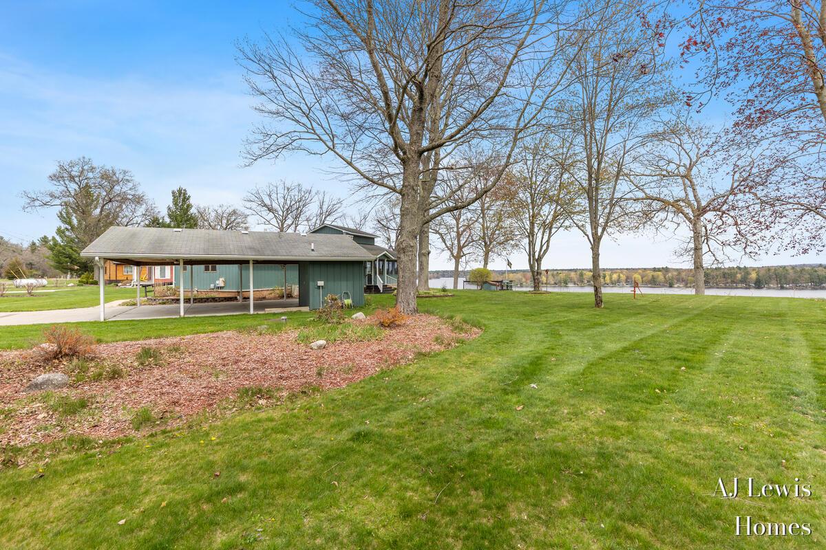Image 3: Plenty of room for yard games!