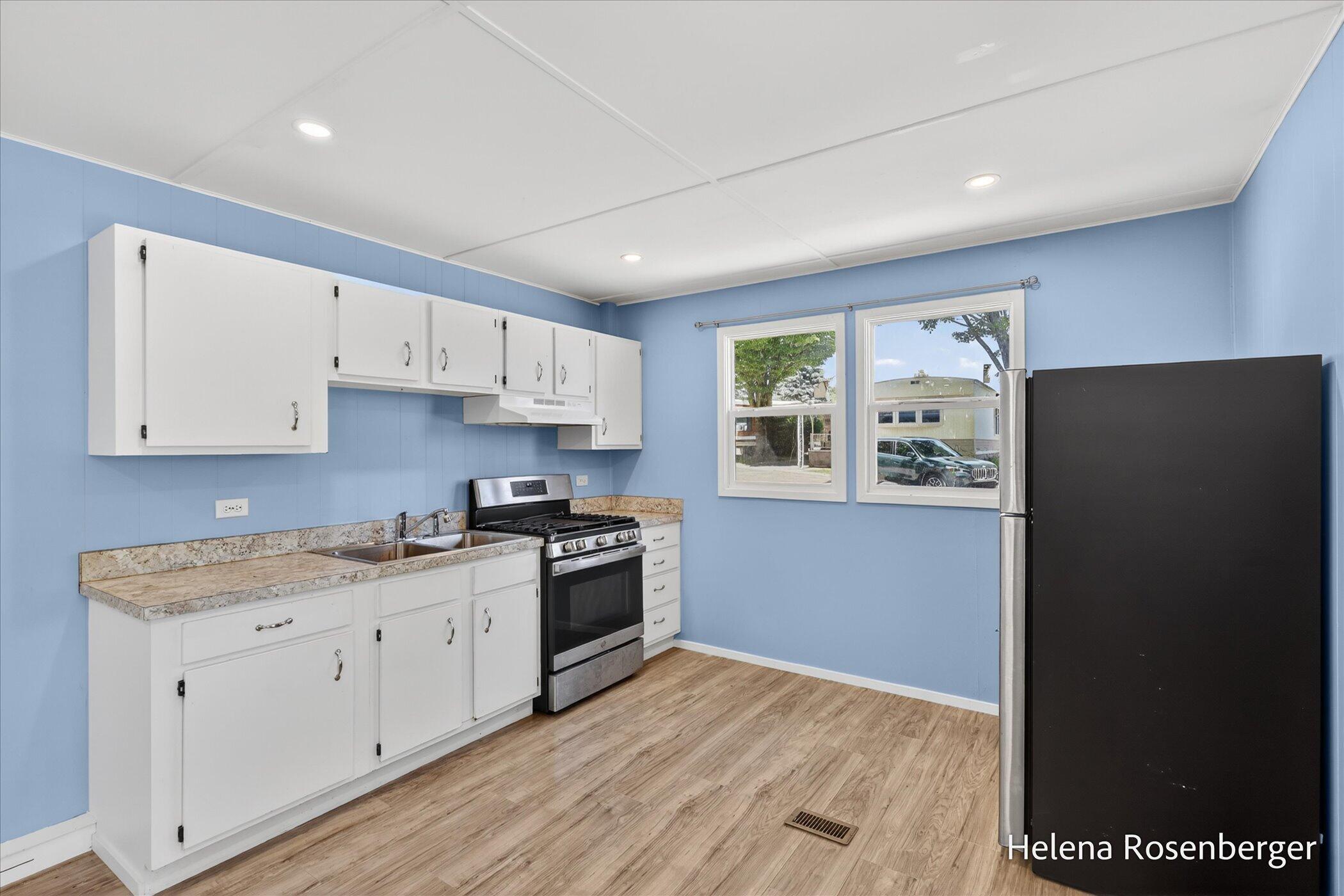 Image 4: kitchen