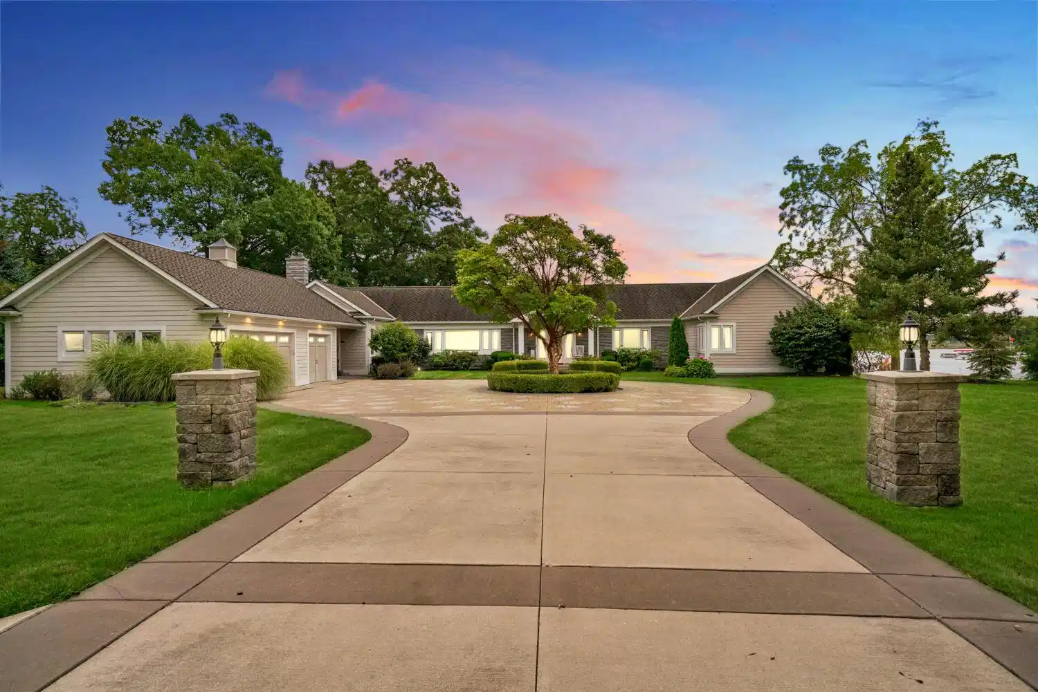 Image 1: WM179wheaton-twilight1