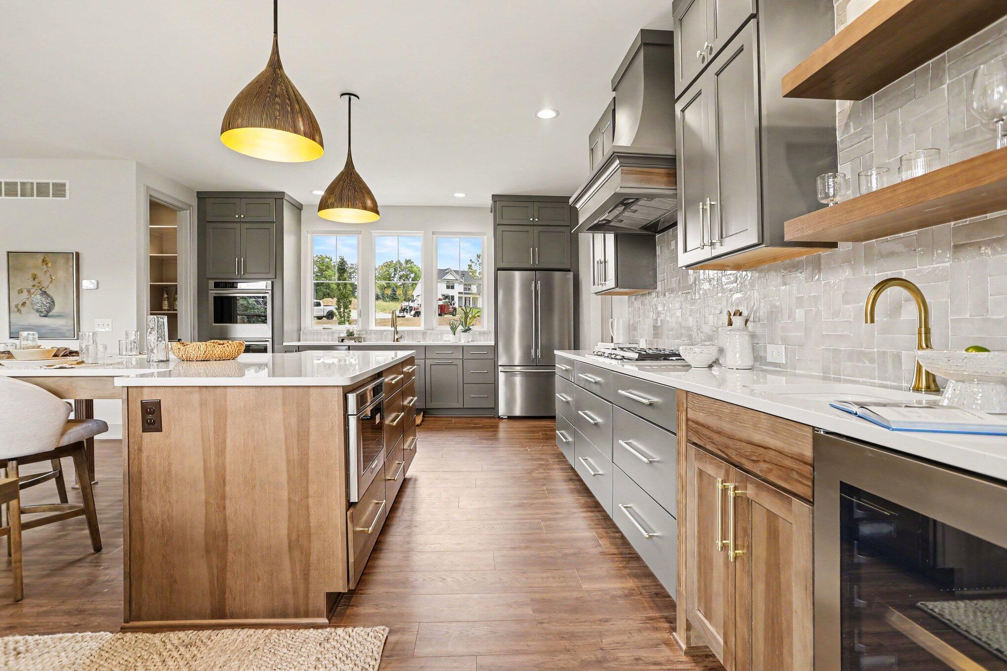 Image 4: Large Kitchen