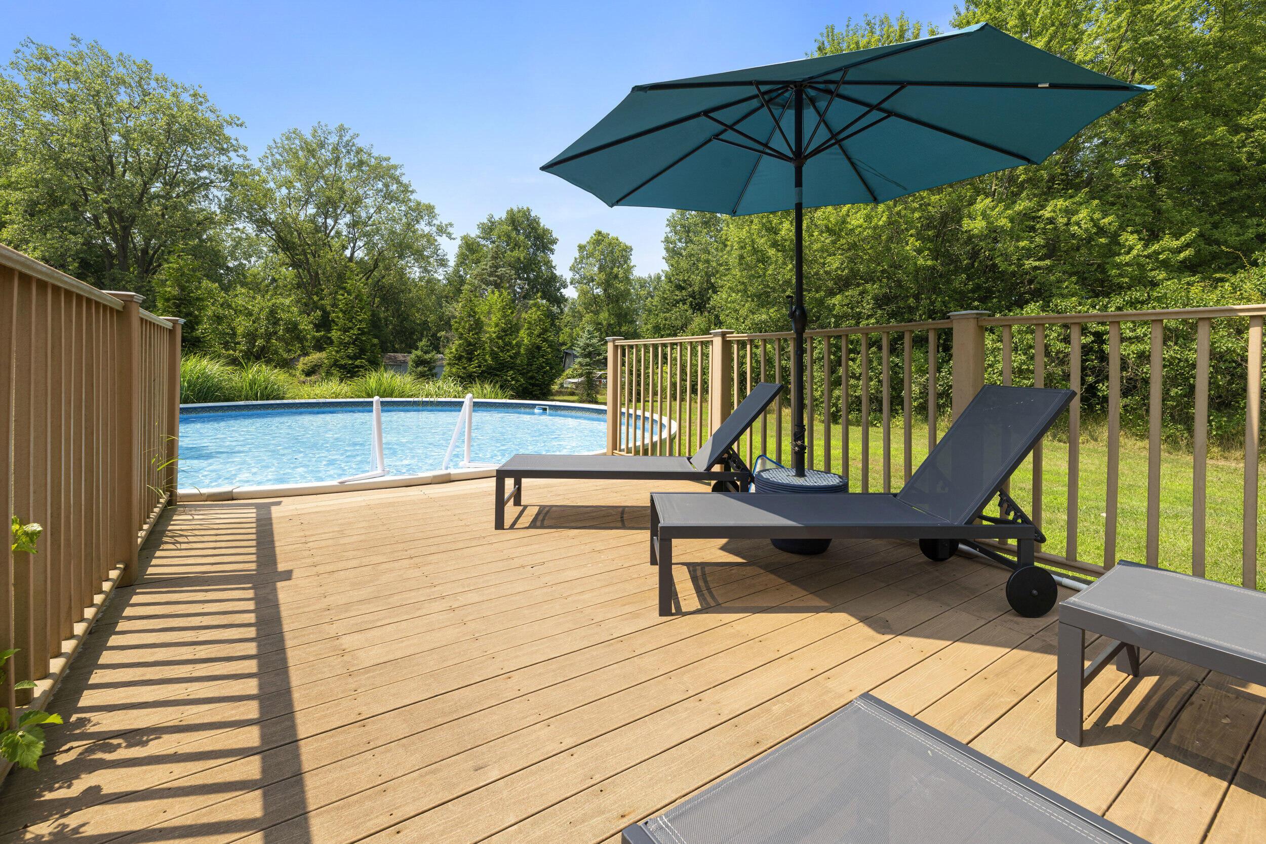 Image 3: Pool & Deck