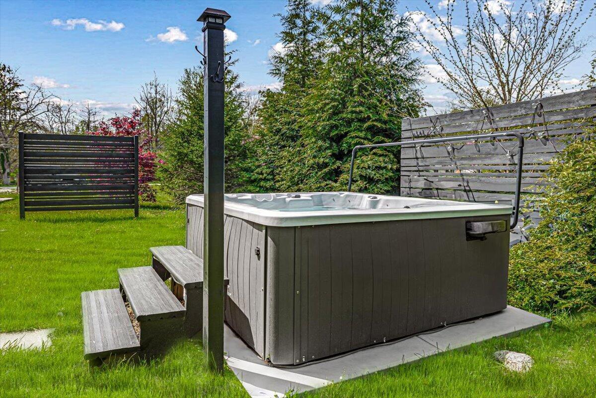Image 4: Hot Tub