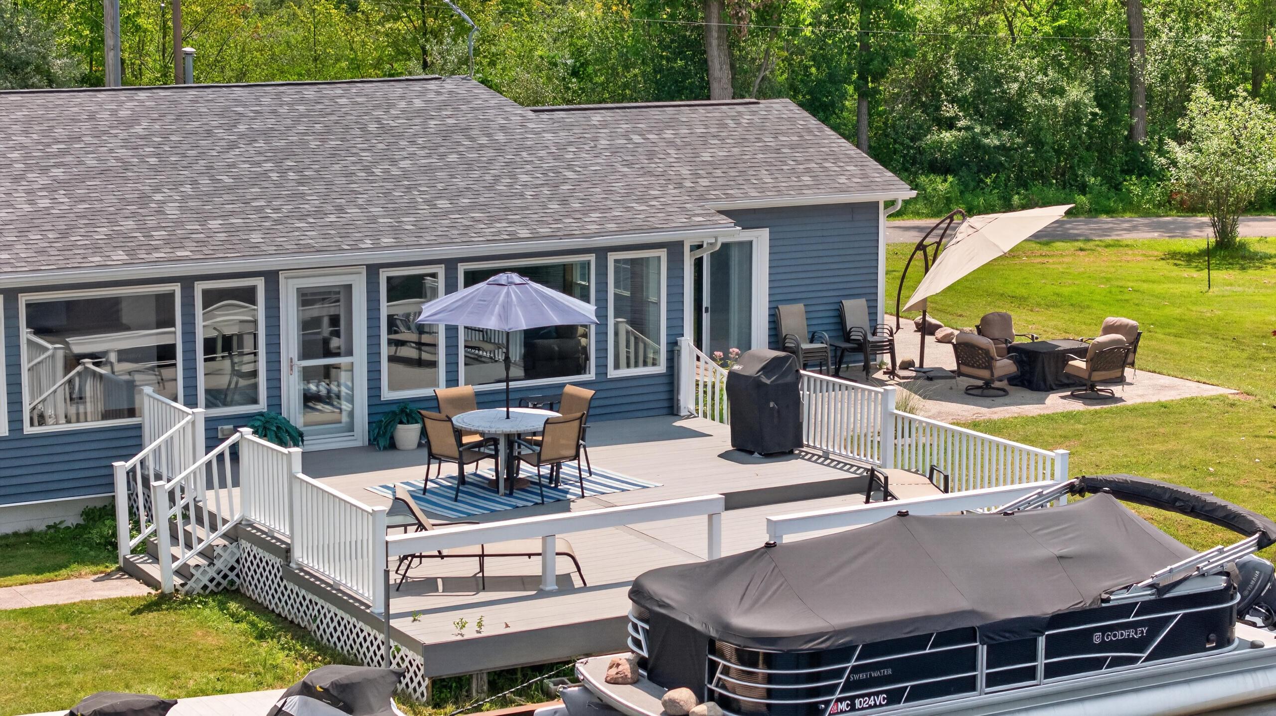 Image 3: Huge Deck