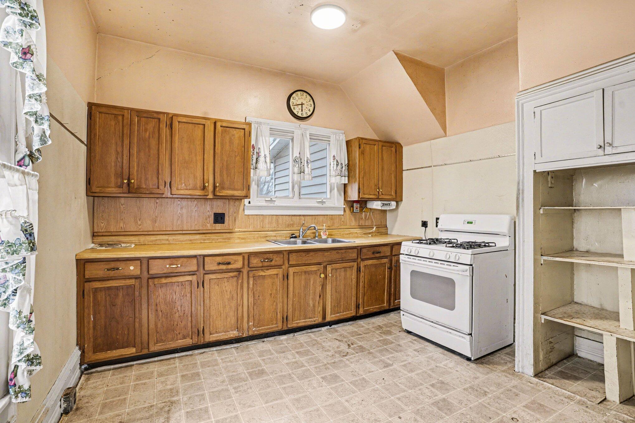 Image 3: Kitchen