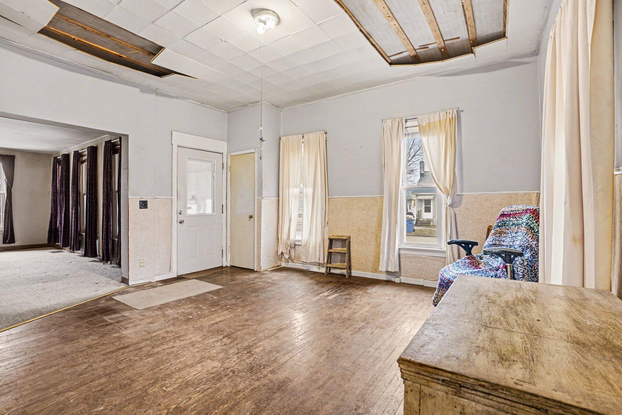 Image 4: Dining area