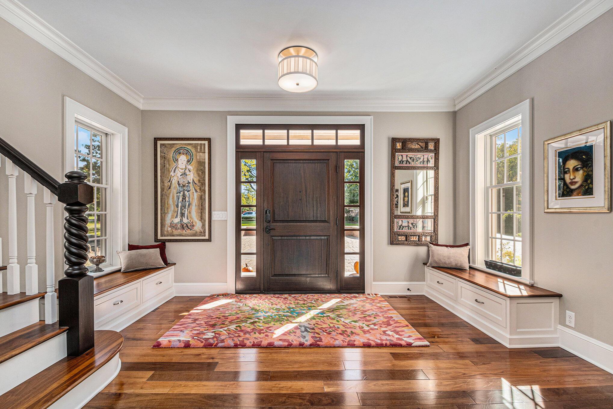 Image 3: 4 Foyer