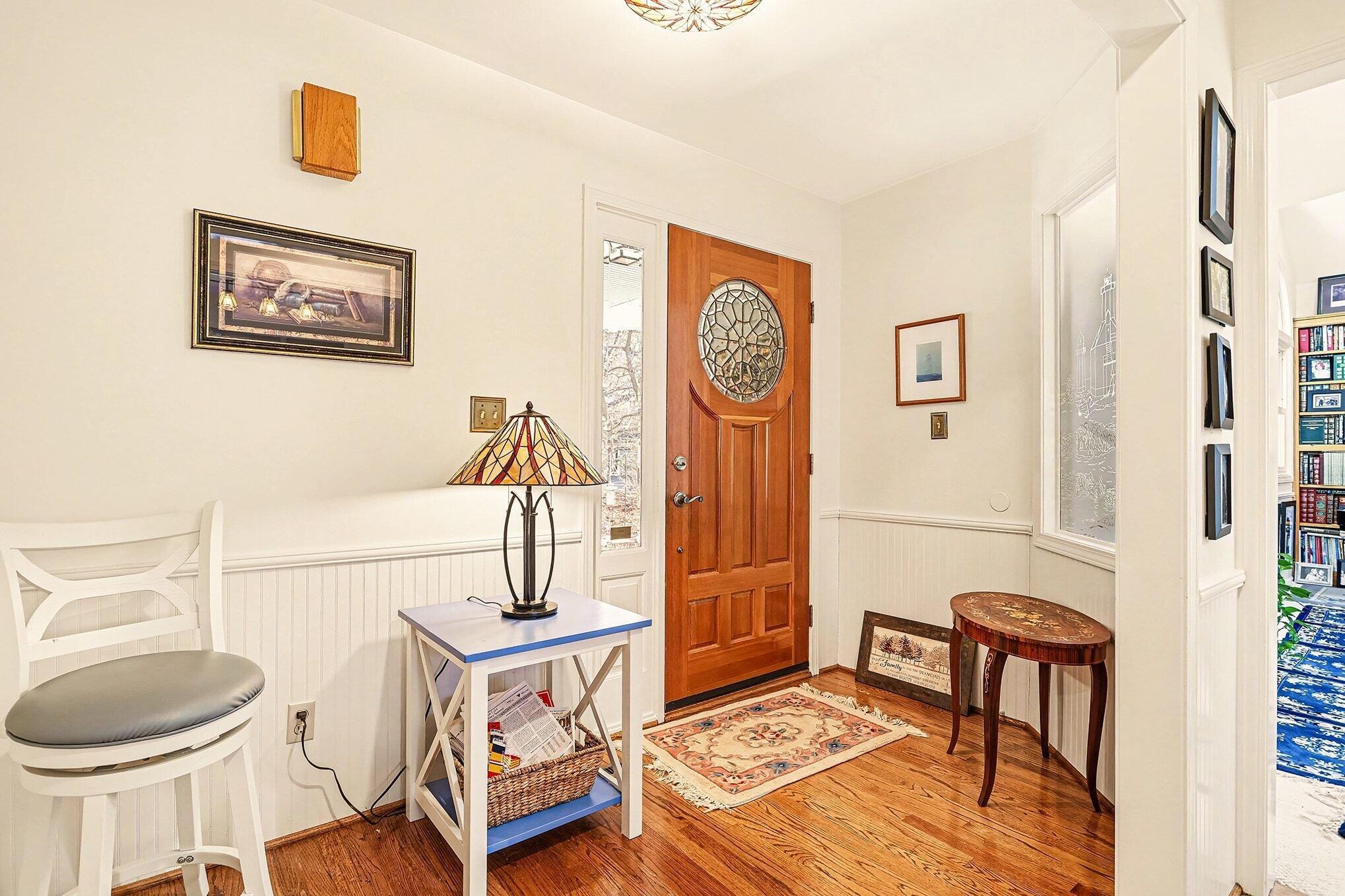 Image 3: foyer