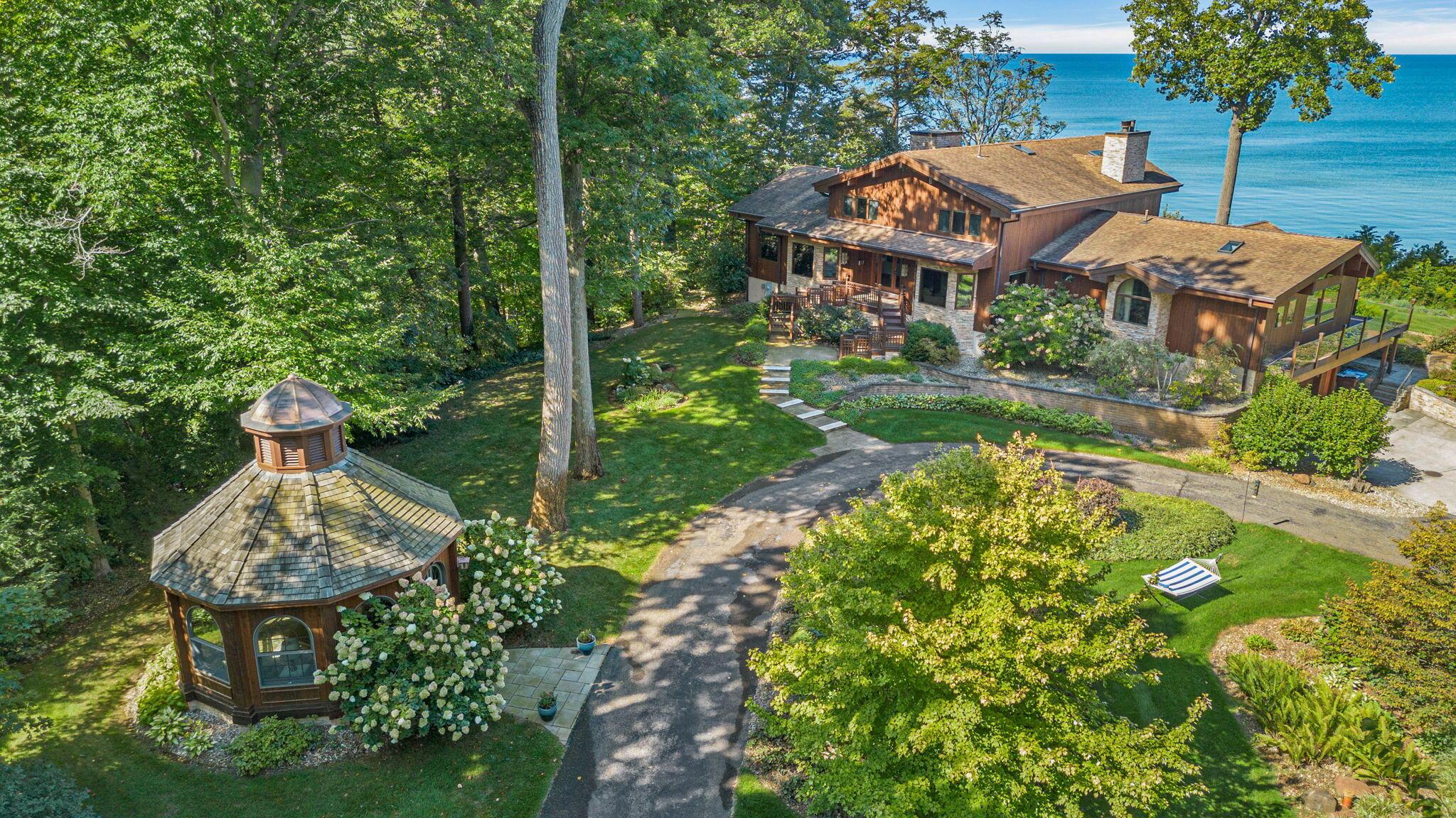 Image 3: Front yard