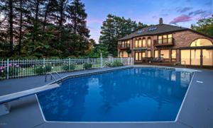 3144 Lakeshore Drive