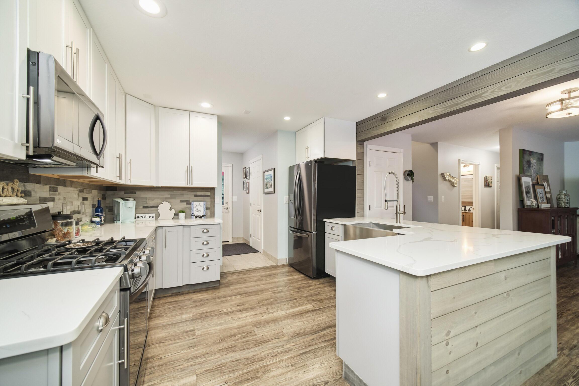 Image 3: 4455_W_Fox_Farm_Rd-18