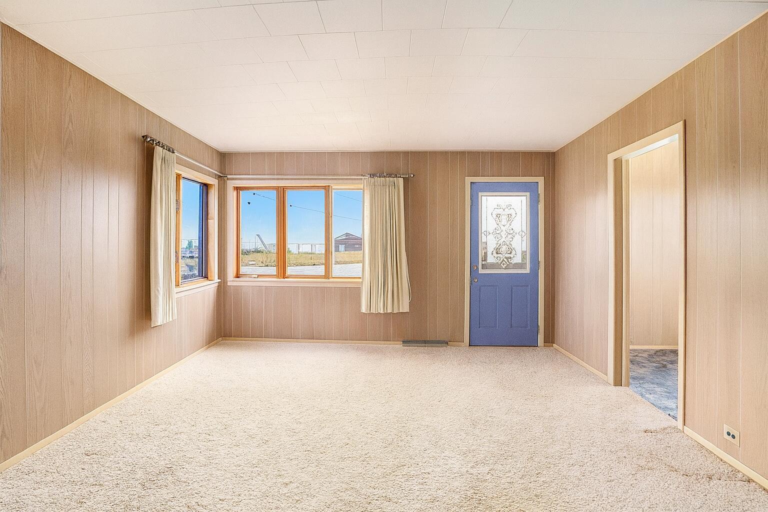 Image 4: Mid-Century Living Room in Daylight