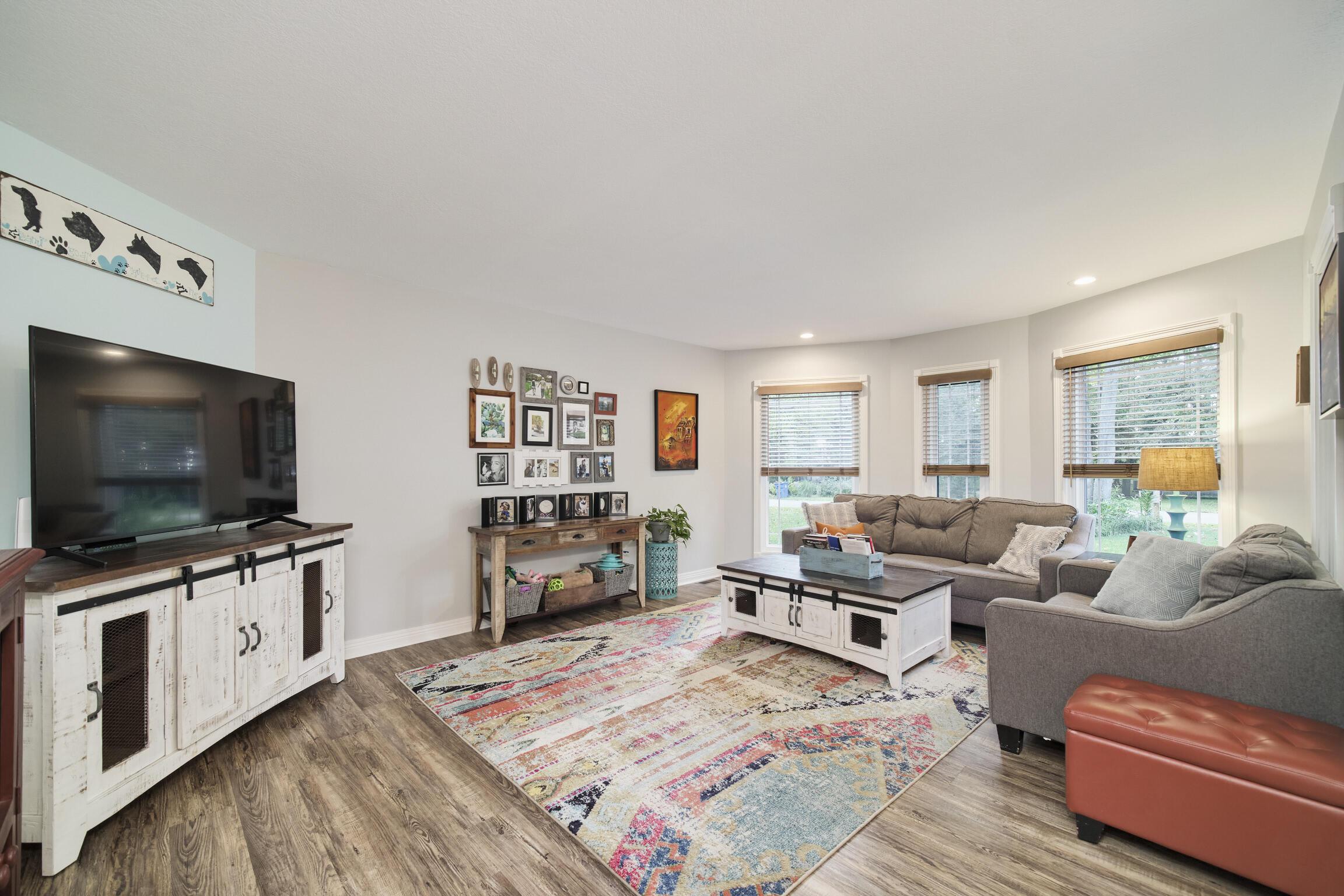 Image 2: 4455_W_Fox_Farm_Rd-10