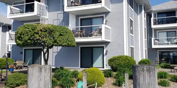 400 Lakeview Court