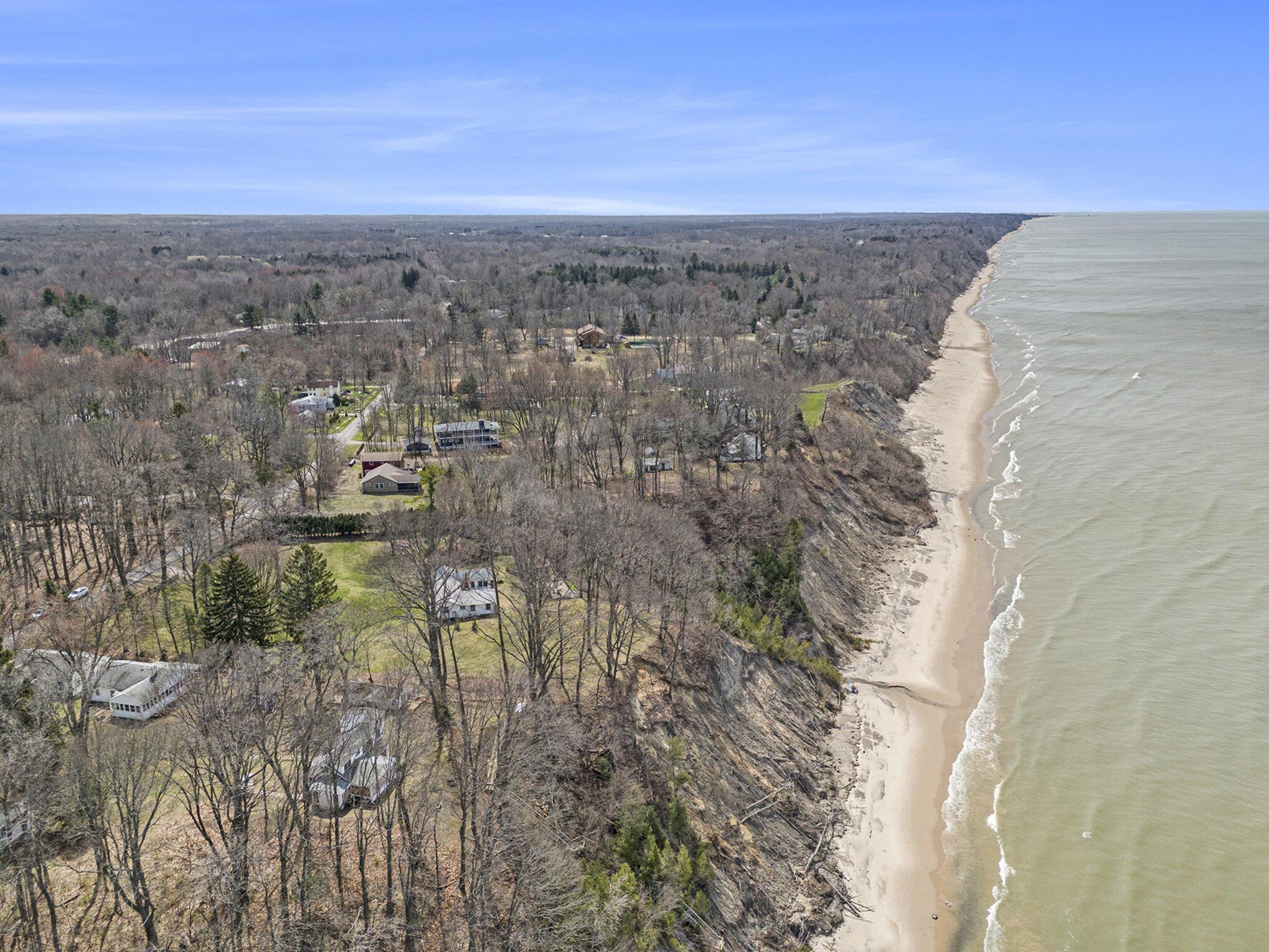 Image 4: 233' of Lake Michigan Frontage