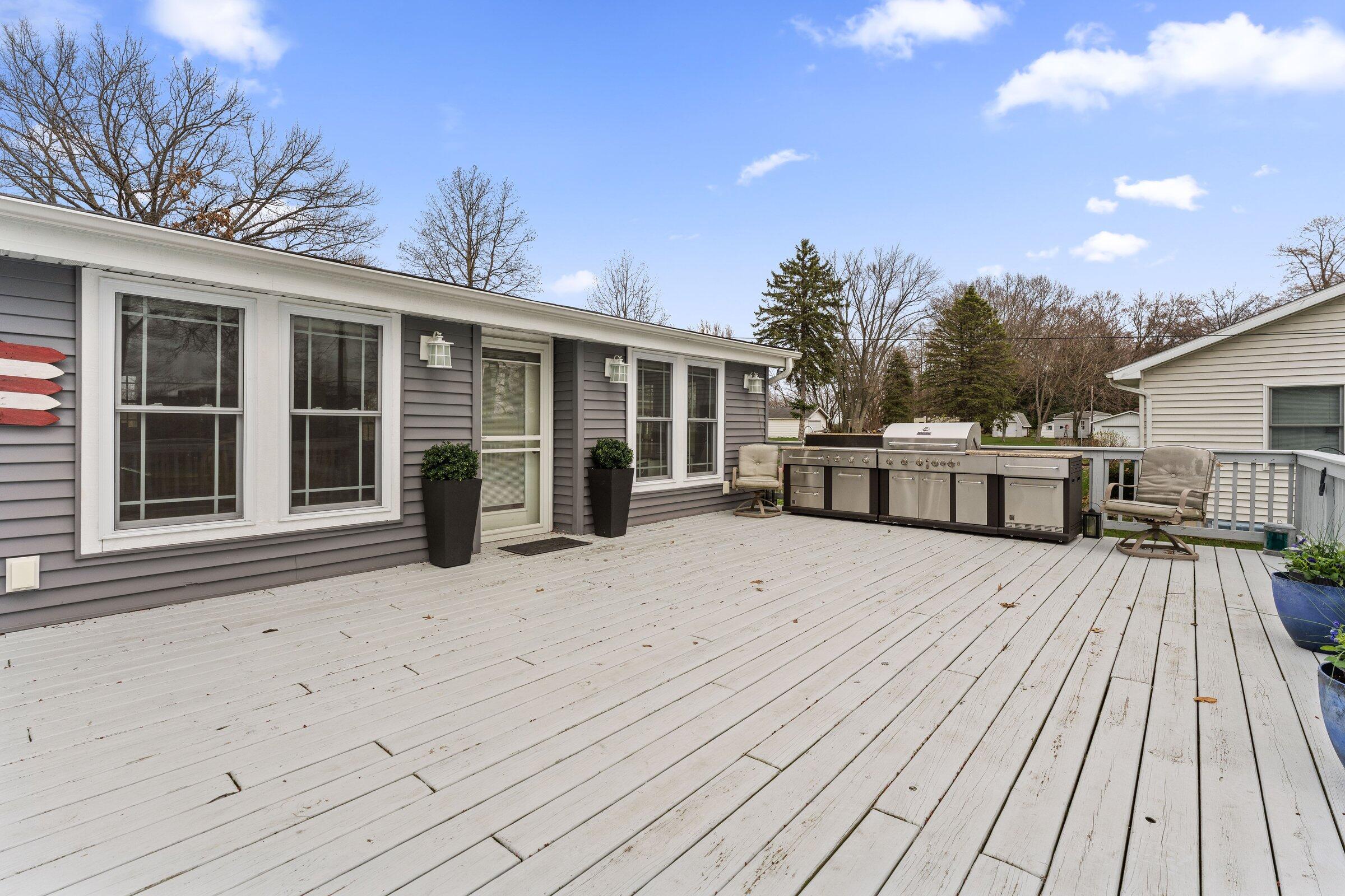 Image 3: Large Deck
