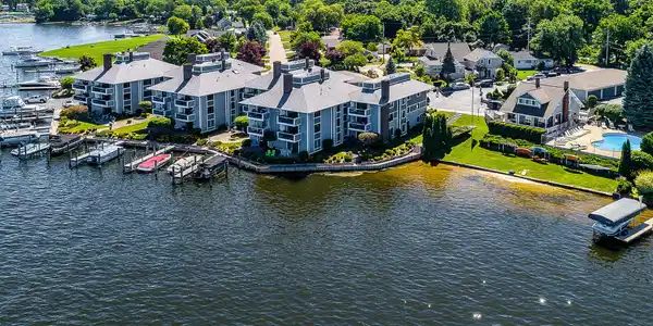 400 Lakeview Court