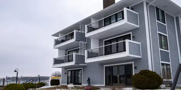400 Lakeview Court