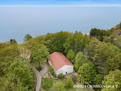5841 Lakeshore Drive