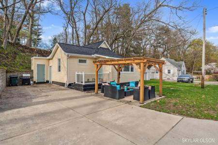 3316 Lakeshore Drive
