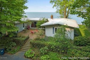 5267 Lakeshore Drive