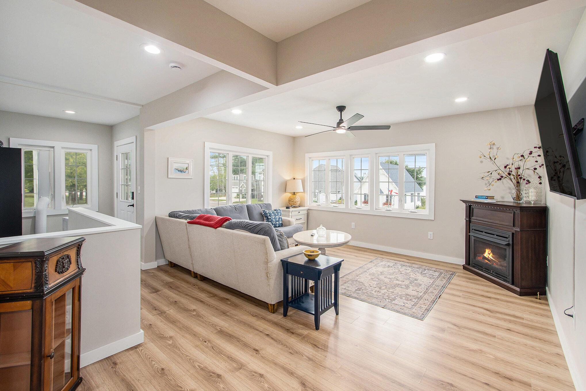 Image 3: Living area