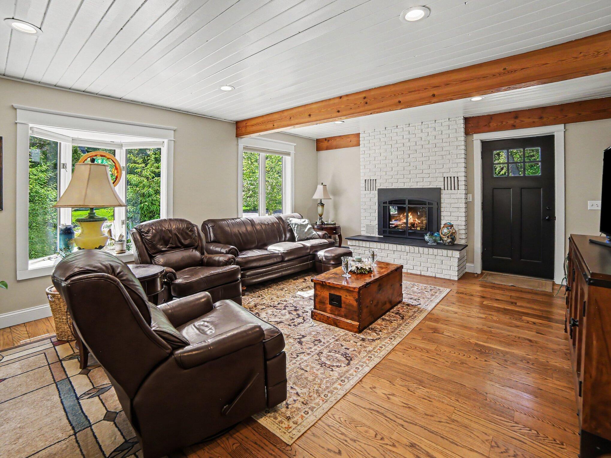 Image 2: Living room