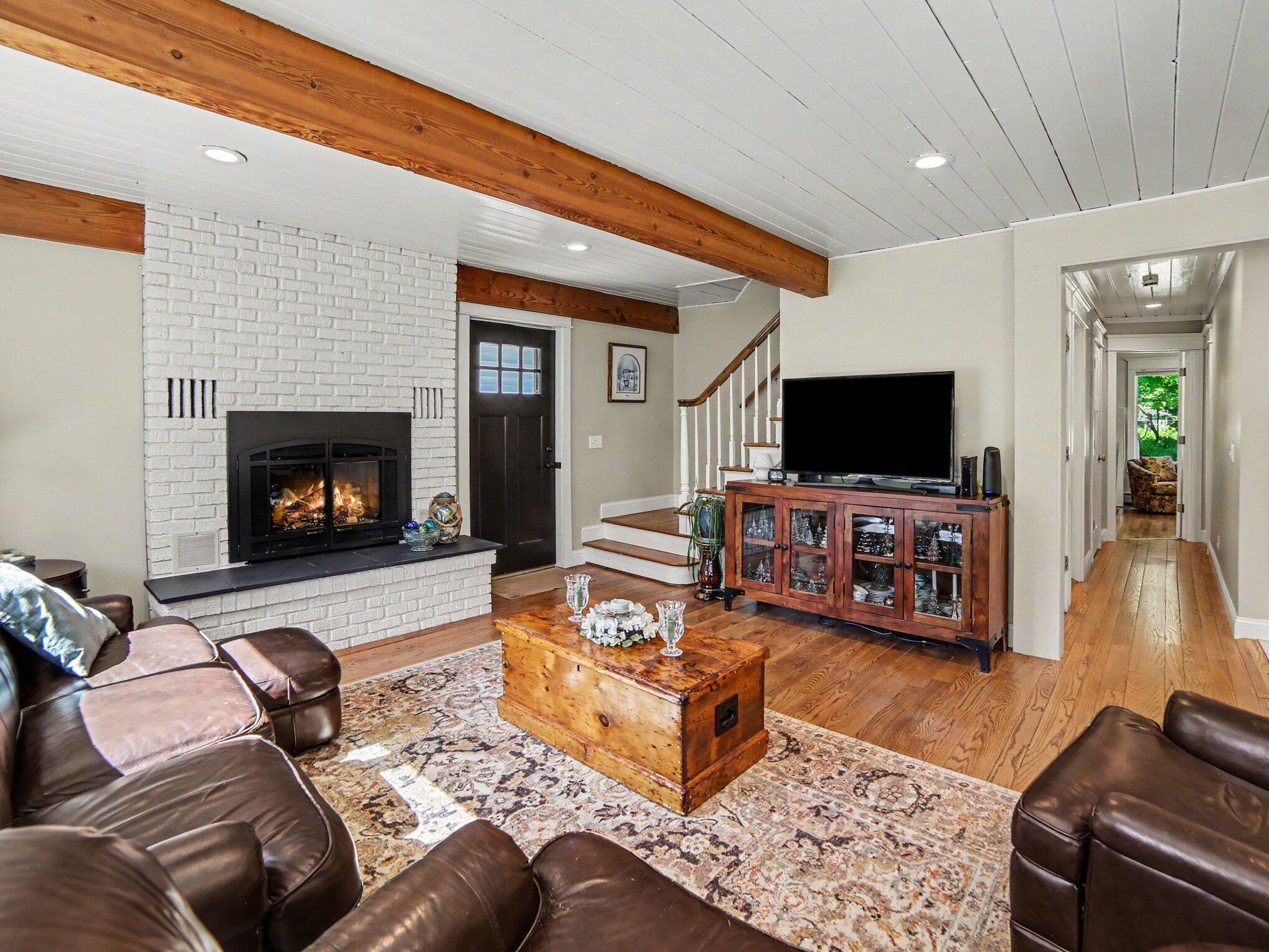 Image 4: Living Room