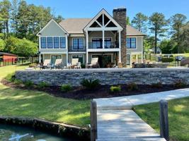 121 NE Lakeshore Circle