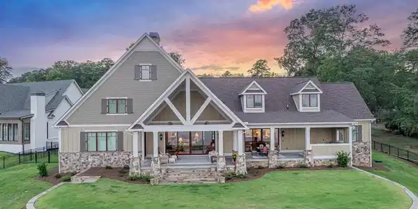 205 Lakecrest Dr